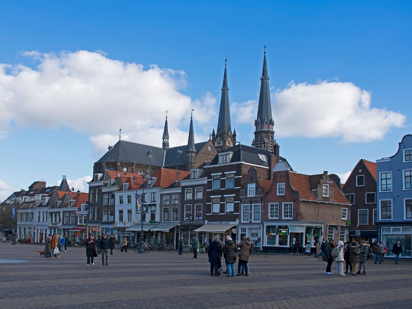 De Vismarkt aan het water in Delft, met terrassen en de Grote Kerk op de achtergrond