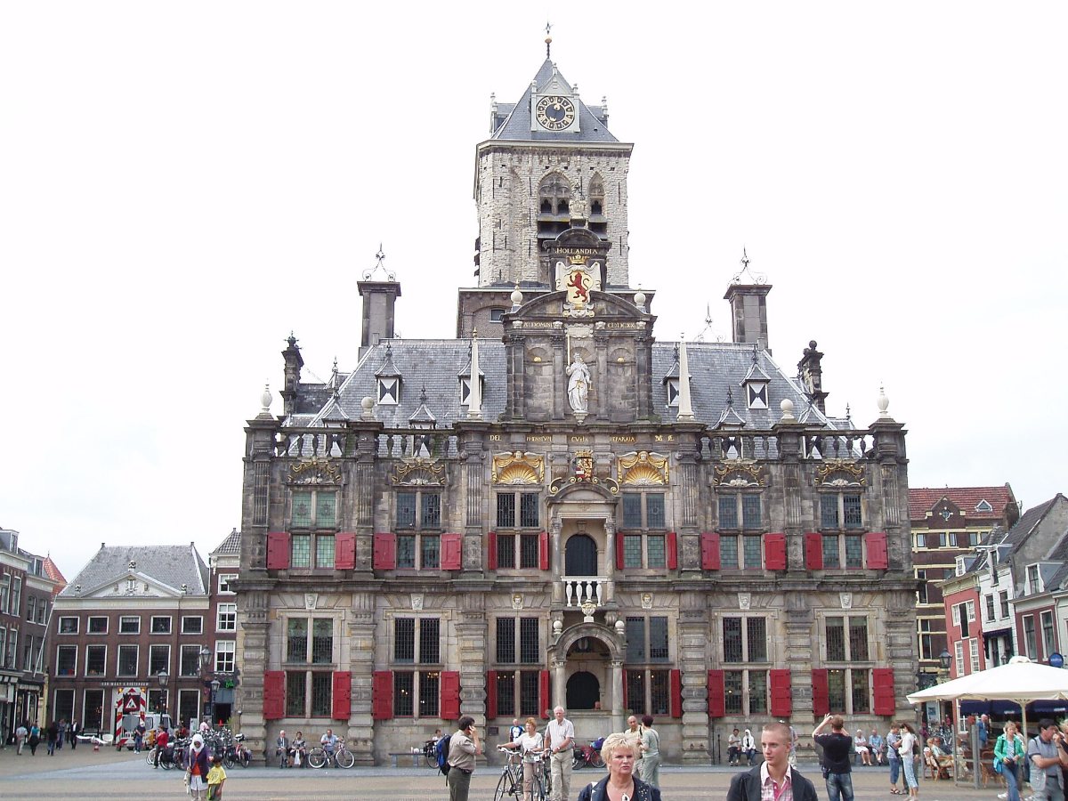 De Grote Kerk en het kasteel van Delft weerspiegeld in het water